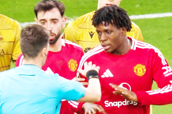 Sao trẻ Dorgu của Man Utd xin trọng tài đừng thổi phạt đền đối thủ - Ảnh 1.