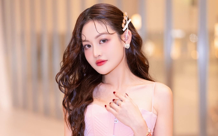 Hoa hậu Thùy Tiên vướng tranh cãi về ‘bằng tiến sĩ’ - Ảnh 2.