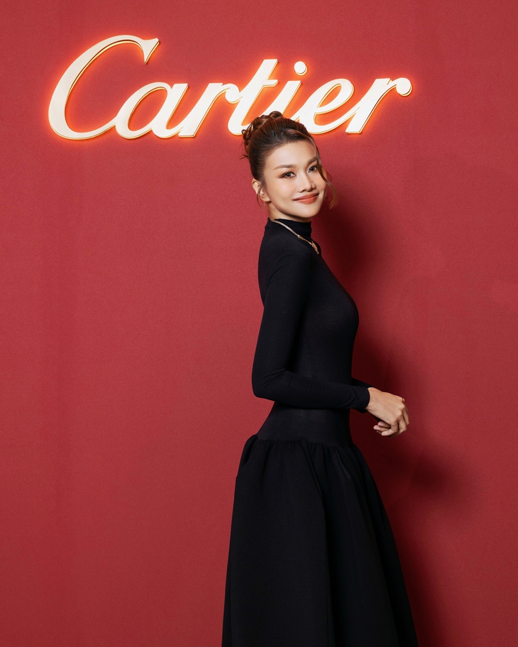 Thanh Hằng đeo trang sức bạc tỷ, tình tứ bên ông xã - Ảnh 4.