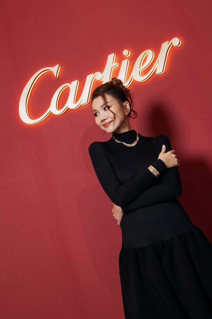 Thanh Hằng đeo trang sức bạc tỷ, tình tứ bên ông xã - Ảnh 3.