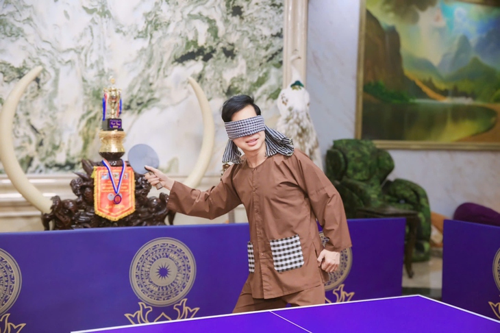 Ngọc Sơn trổ bịt mắt 'quyết đấu' với vua bóng bàn thế giới  - Ảnh 2.