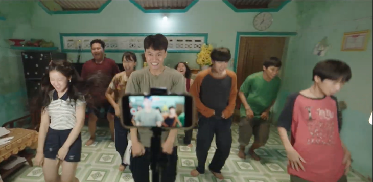 Lê Tuấn Khang là cử nhân thất nghiệp chạy xe ôm trong 'Lật mặt 8' - Ảnh 7.