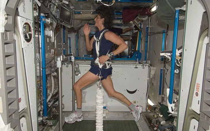 Hoãn giải bán marathon đầu tiên giữa robot và con người vì gió - Ảnh 4.