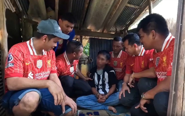 Sao Ngoại hạng Anh bị thẻ vàng 'vô duyên' sau khi bị thay ra - Ảnh 4.