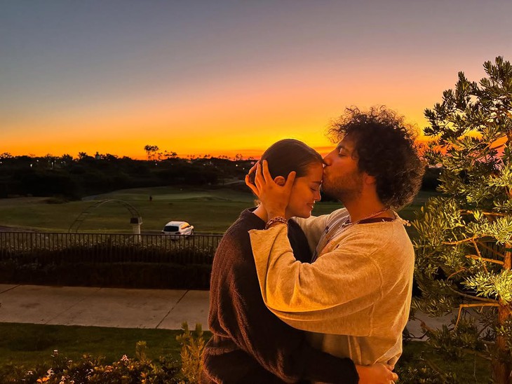 Selena Gomez 'tái xuất' ngọt ngào bên hôn phu Benny Blanco - Ảnh 3.