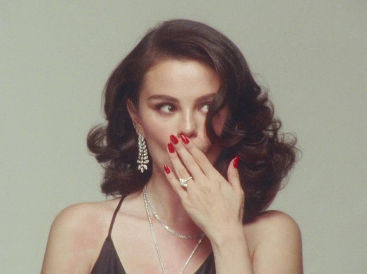 Selena Gomez 'tái xuất' ngọt ngào bên hôn phu Benny Blanco - Ảnh 2.