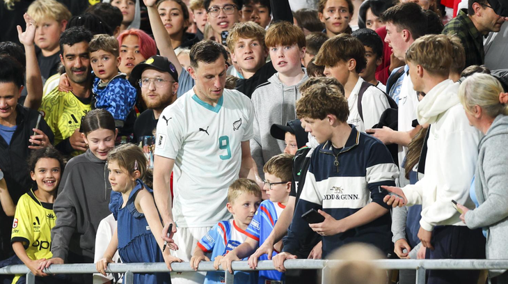 Sao Ngoại hạng Anh bị thẻ vàng 'vô duyên' sau khi bị thay ra - Ảnh 1.