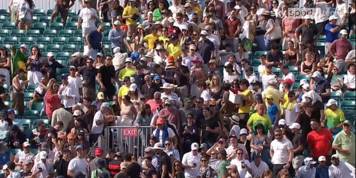 Khán giả đồng loạt rời khỏi sân vì lý do ngớ ngẩn tại Miami Open - Ảnh 1.