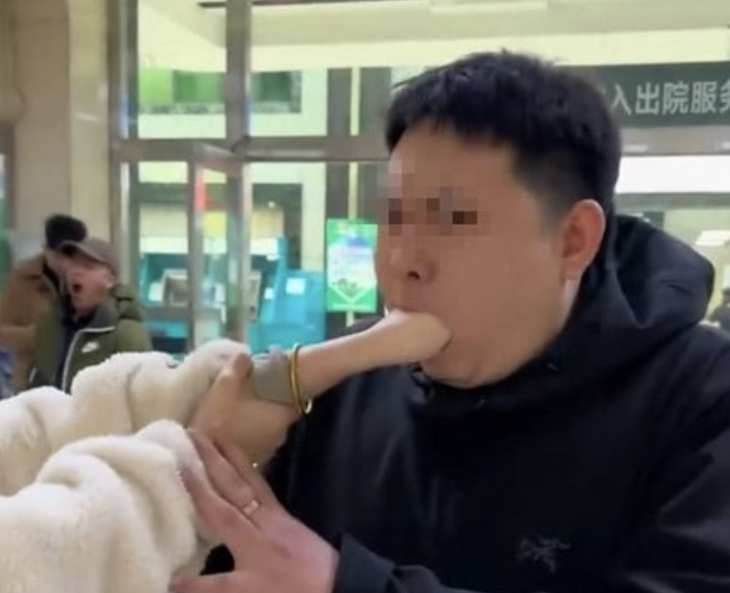 Cô gái kẹt tay trong... miệng người yêu - Ảnh 1.