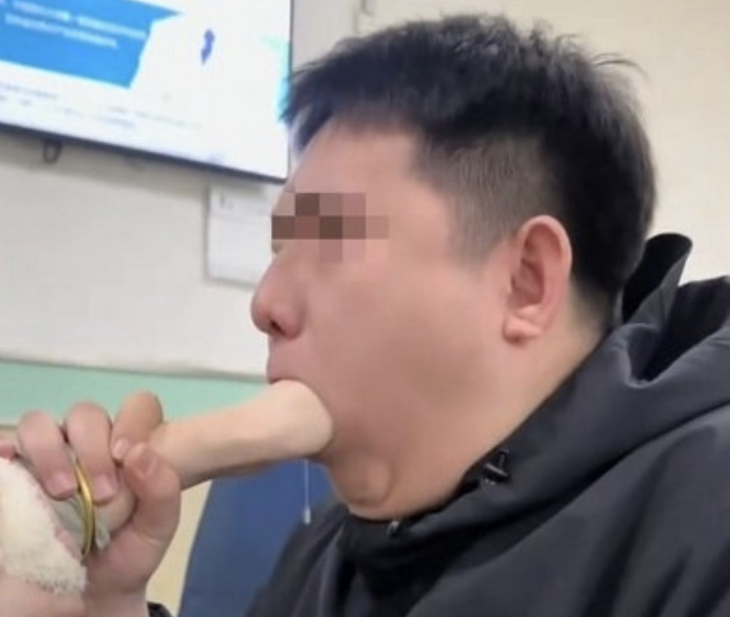 Cô gái kẹt tay trong... miệng người yêu - Ảnh 2.