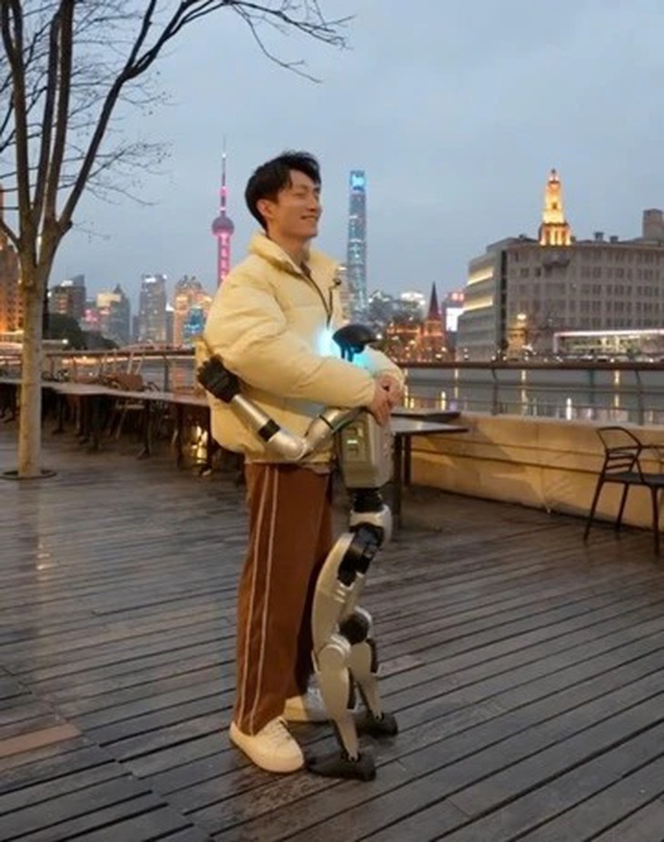 Nam thanh niên gây sốc khi thuê robot làm... bạn gái - Ảnh 3.