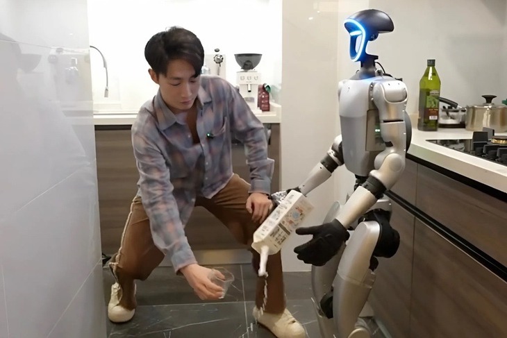 Nam thanh niên gây sốc khi thuê robot làm... bạn gái - Ảnh 2.