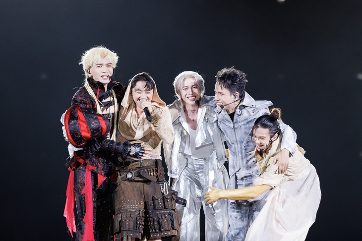  'Anh trai vượt ngàn chông gai': 'Cơn địa chấn' cảm xúc khuấy đảo giới trẻ Sài Gòn - Ảnh 4.