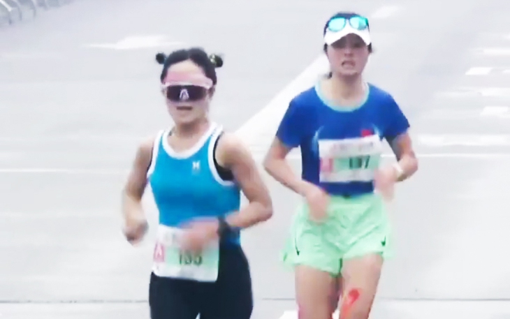 Hoãn giải bán marathon đầu tiên giữa robot và con người vì gió - Ảnh 3.