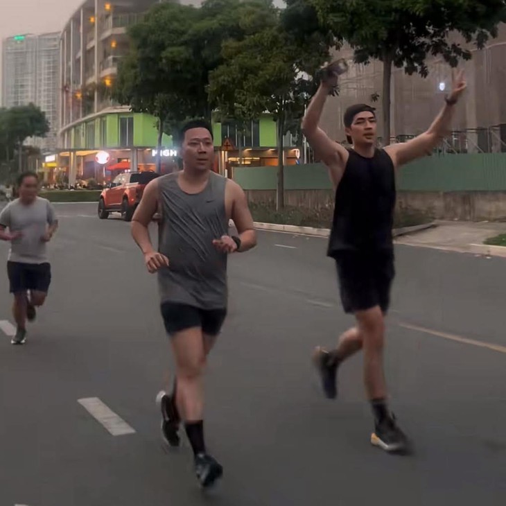 Trấn Thành bị soi 'bụng mỡ' khi chạy bộ cùng Kỳ Duyên - Ảnh 2.