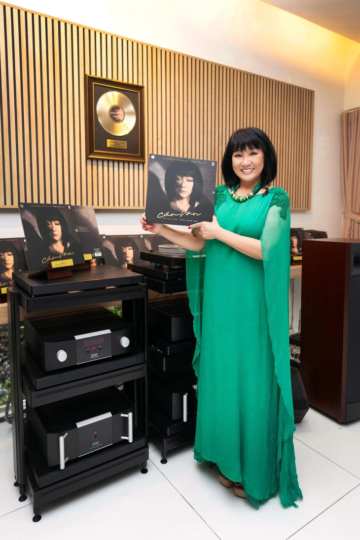 Cẩm Vân tái xuất đầy hoài niệm với đĩa than - Ảnh 2.