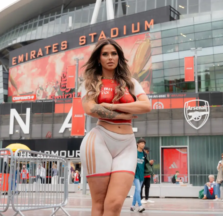 Fan nữ Arsenal gây sốt với trang phục body painting - Ảnh 1.