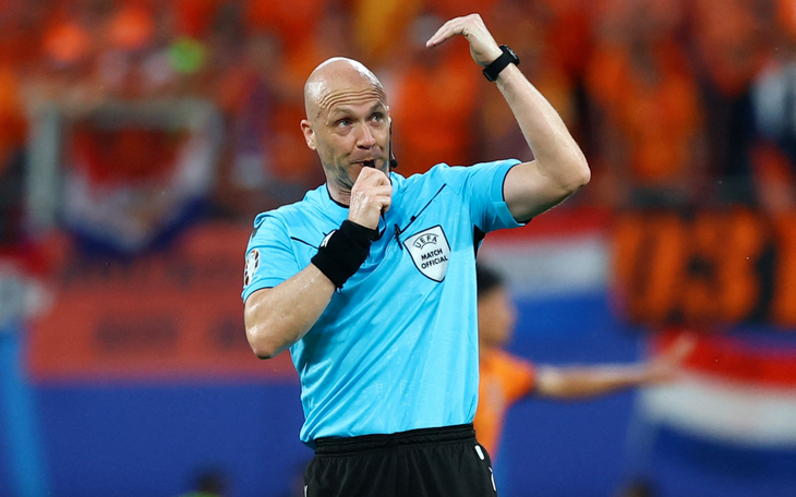 Thành viên phòng VAR vừa làm nhiệm vụ vừa… đặt cược - Ảnh 5.