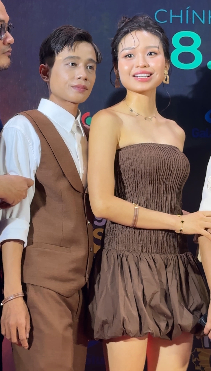 Độc lạ thảm đỏ: Dàn cast 'Âm dương lộ' đi xe cứu thương dự sự kiện - Ảnh 2.