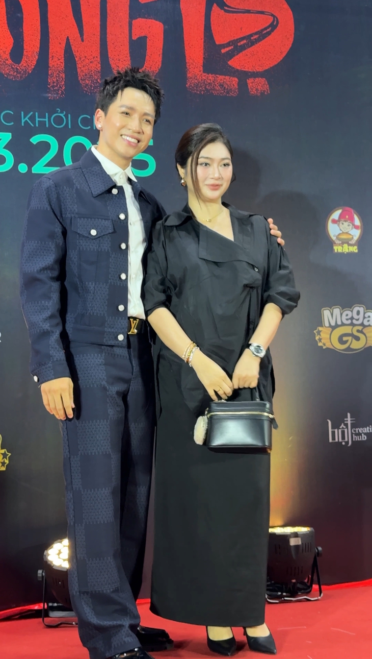 Độc lạ thảm đỏ: Dàn cast 'Âm dương lộ' đi xe cứu thương dự sự kiện - Ảnh 3.