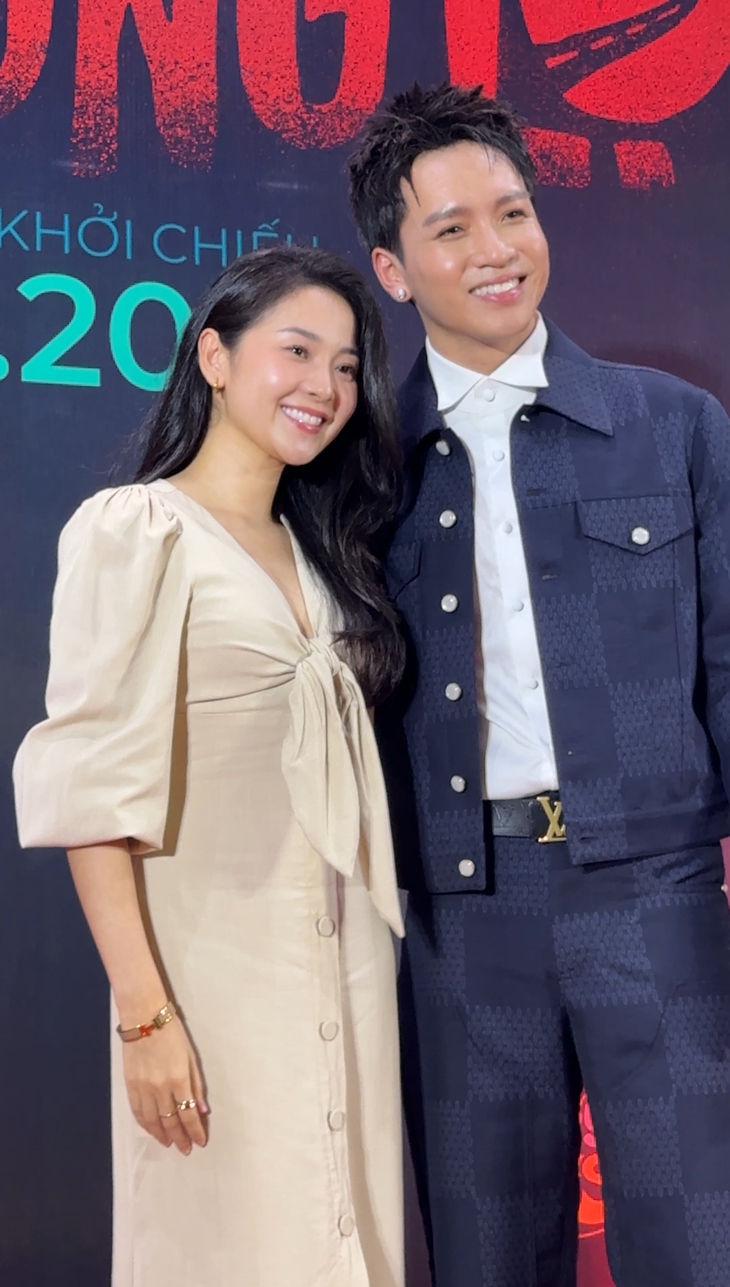 Độc lạ thảm đỏ: Dàn cast 'Âm dương lộ' đi xe cứu thương dự sự kiện - Ảnh 4.