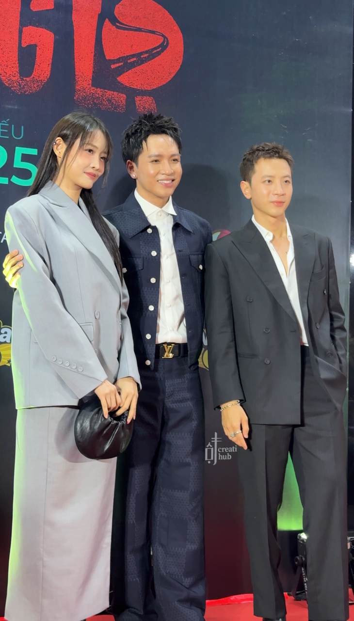 Độc lạ thảm đỏ: Dàn cast 'Âm dương lộ' đi xe cứu thương dự sự kiện - Ảnh 5.