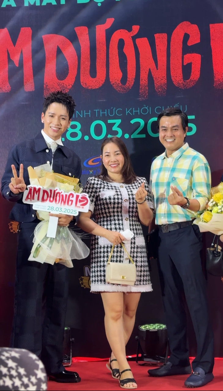 Độc lạ thảm đỏ: Dàn cast 'Âm dương lộ' đi xe cứu thương dự sự kiện - Ảnh 6.