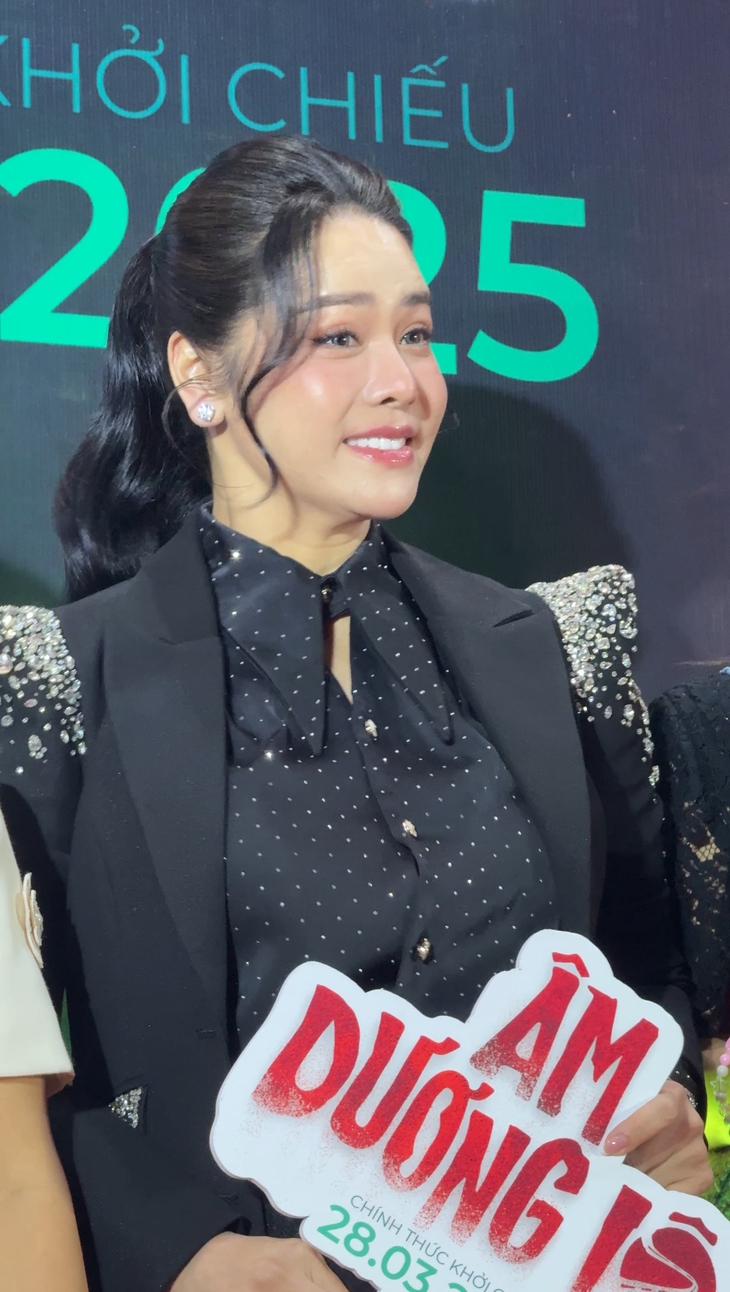 Độc lạ thảm đỏ: Dàn cast 'Âm dương lộ' đi xe cứu thương dự sự kiện - Ảnh 8.