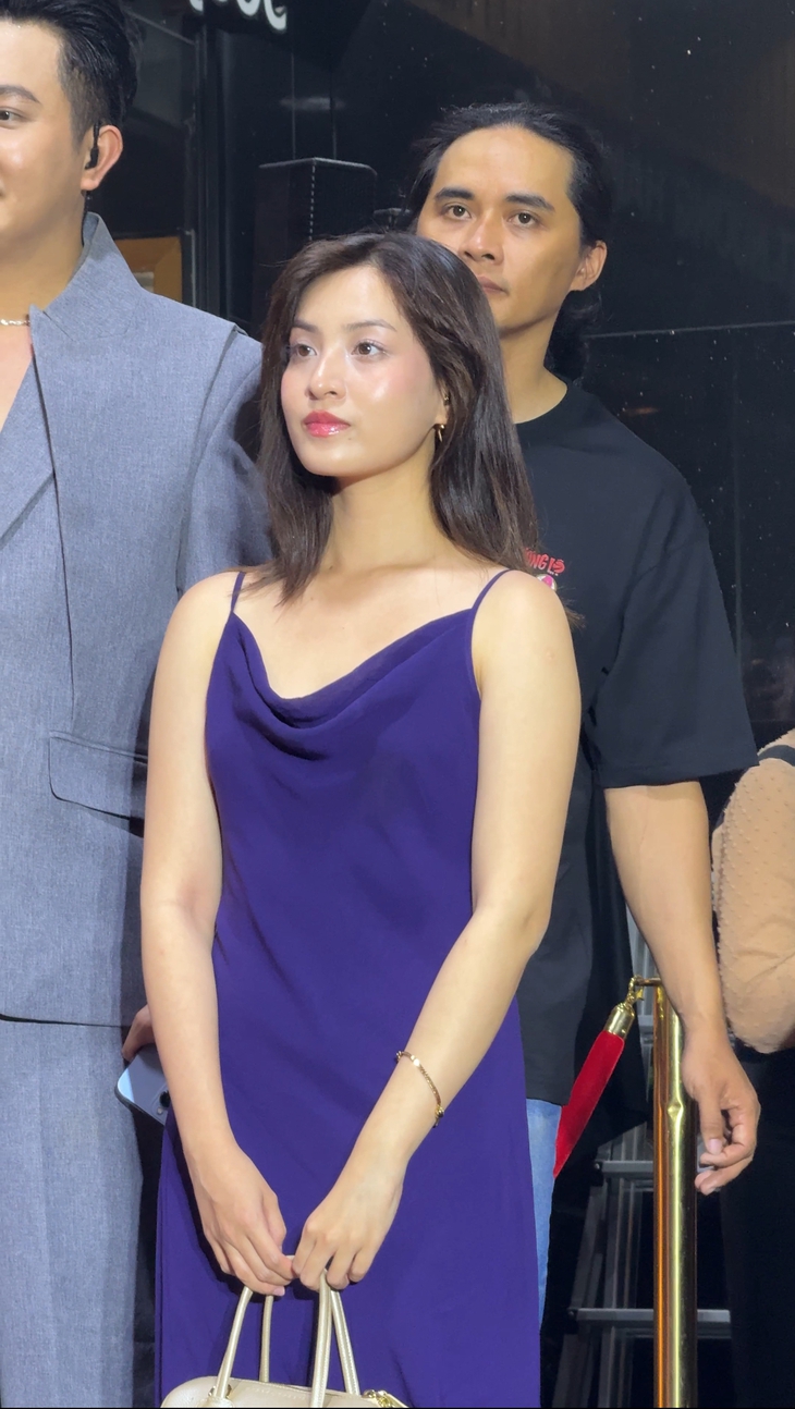 Độc lạ thảm đỏ: Dàn cast 'Âm dương lộ' đi xe cứu thương dự sự kiện - Ảnh 9.