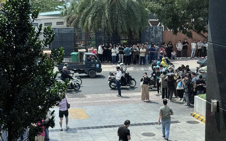 Vụ chơi bóng bàn giữa hẻm phạt 225.000 đồng, netizen bảo 'ít quá' - Ảnh 3.