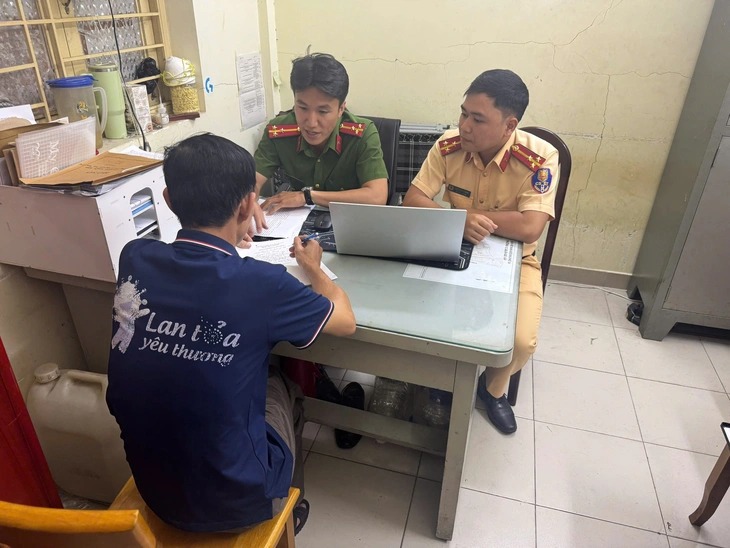 Vụ chơi bóng bàn giữa hẻm phạt 225.000 đồng, netizen bảo 'ít quá' - Ảnh 2.