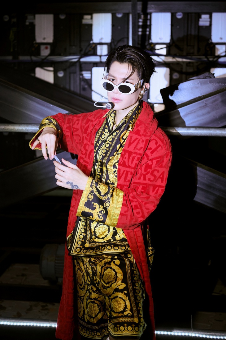 Ai đã làm nên xì tai trang phục cho Anh trai say hi concert? - Ảnh 6.