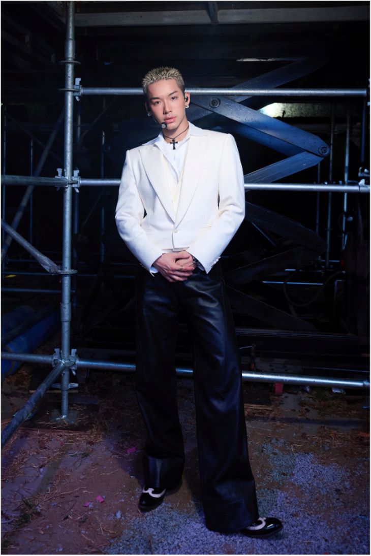 Ai đã làm nên xì tai trang phục cho Anh trai say hi concert? - Ảnh 7.