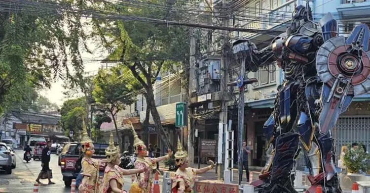 Người Thái bày tỏ lòng thành kính với... Optimus Prime - Ảnh 1.