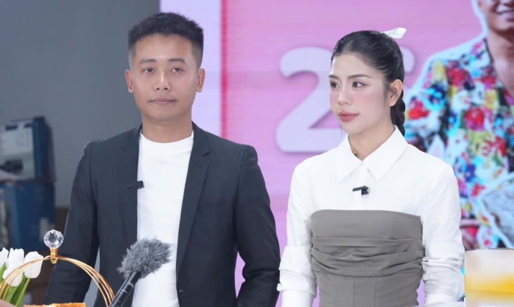 Quang Linh Vlogs và Hằng Du Mục mất điểm vì quảng cáo lố - Ảnh 1.