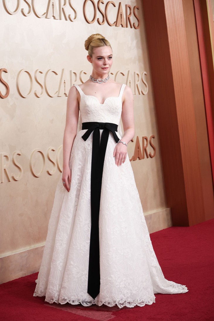 Thảm đỏ Oscar 2025: Lisa Blackpink mặc kín bưng, Selena Gomez khoe eo thon - Ảnh 4.