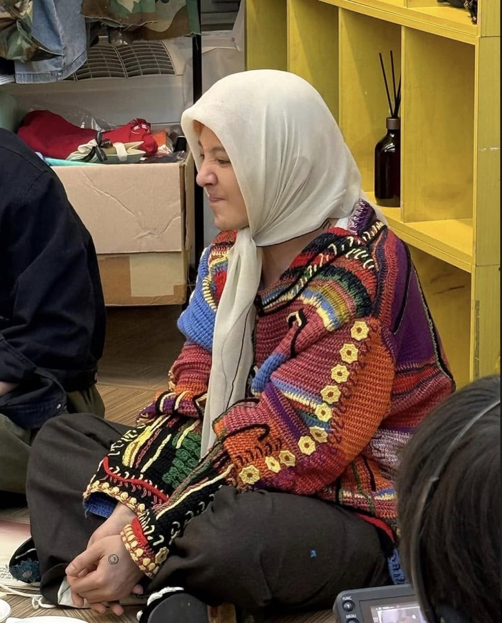 G-Dragon phục trang lạ lùng, phủ nhận việc Bigbang giải nghệ - Ảnh 1.