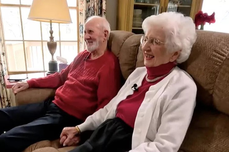 Cặp đôi U100 'yêu lại tình đầu' sau 73 năm xa cách - Ảnh 1.