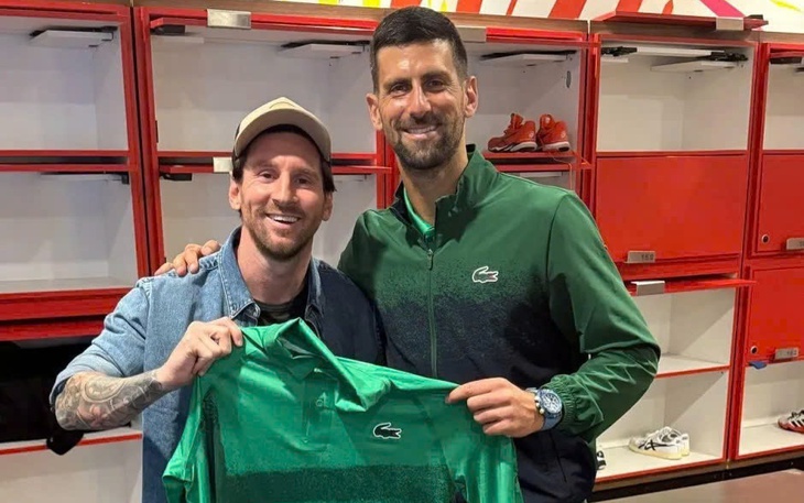 Cõi mạng bùng nổ khi Djokovic ra sân với mắt 'hờn cả thế gian' - Ảnh 2.