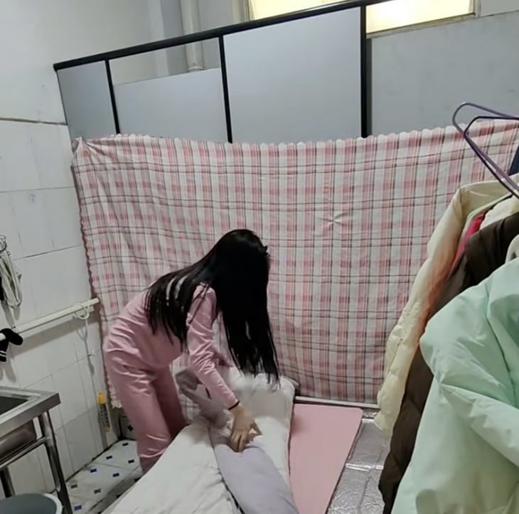 Cô gái sống trong phòng vệ sinh để dành tiền mua nhà - Ảnh 2.