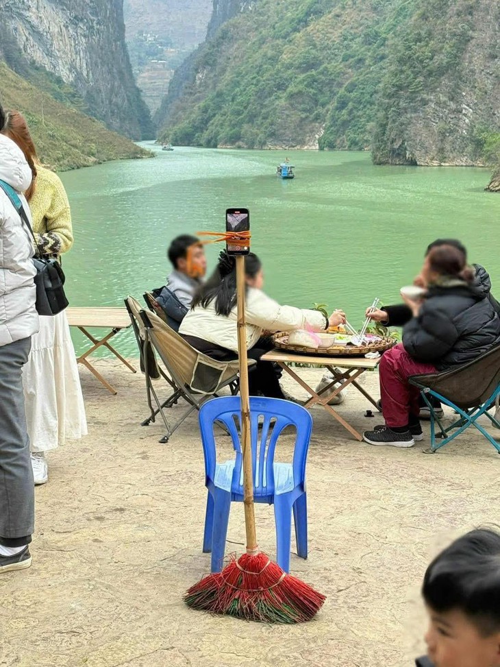 Ảnh vui 4-3: 'Chào dân làng, Thắm lên máy bay đi nước ngoài đây' - Ảnh 4.