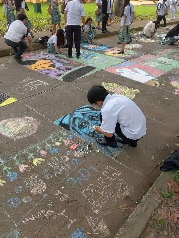 Ảnh vui 4-3: 'Chào dân làng, Thắm lên máy bay đi nước ngoài đây' - Ảnh 5.