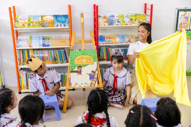 H'Hen Niê khánh thành thư viện thân thiện thứ 12 - Ảnh 2.