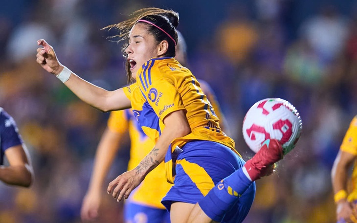 ‘Nữ thần sân cỏ’ Alisha Lehmann khiến fan "ngộp thở" với màn tập luyện bikini trên bãi biển - Ảnh 3.