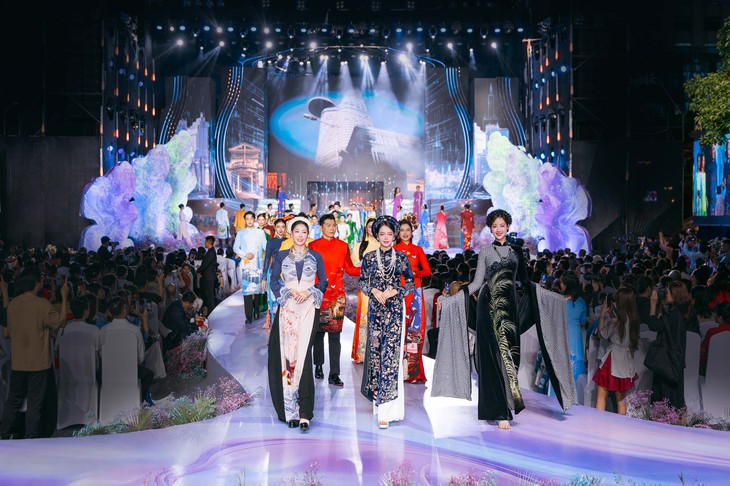 19 bộ sưu tập tỏa sáng tại Lễ hội Áo dài TP.HCM 2025 - Ảnh 1.