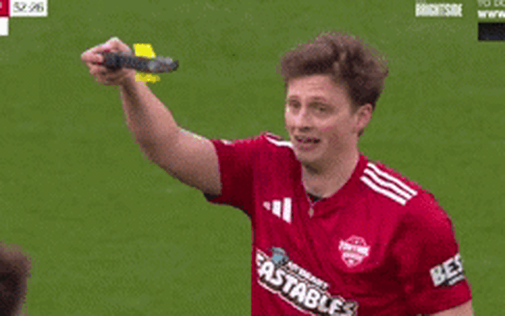 Choáng ngợp khi thu nhập trọng tài Ngoại hạng Anh bị hé lộ - Ảnh 3.