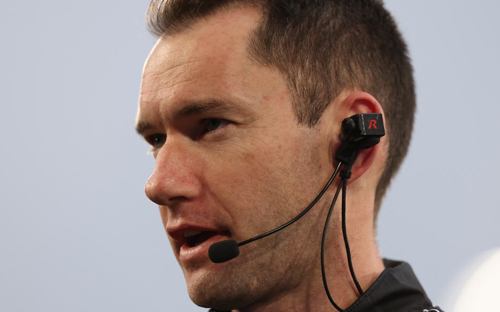 Fan sửng sốt khi trọng tài Peru tung cước 'trấn áp' kẻ quá khích - Ảnh 4.