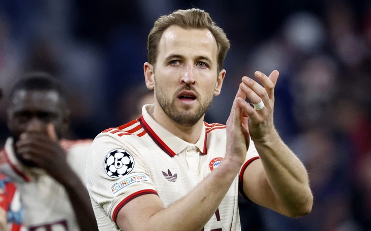 Màn ‘chào sân’ tệ hại của cựu cầu thủ Ngoại hạng Anh  - Ảnh 3.