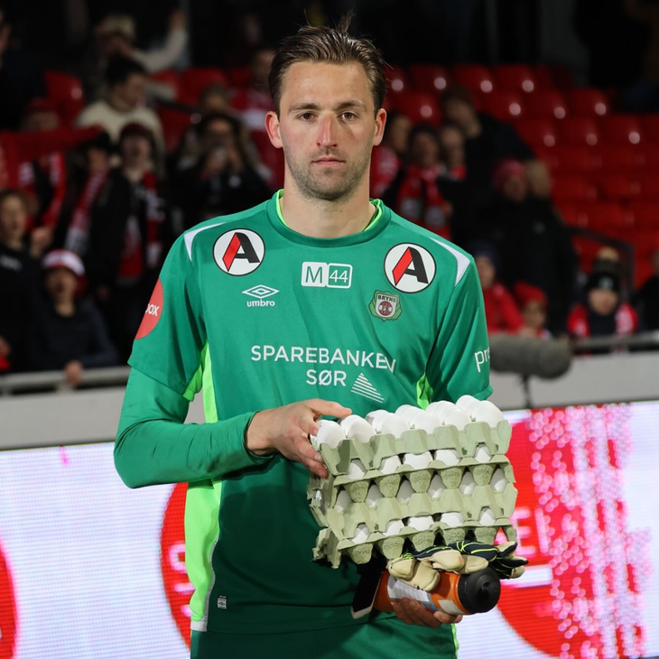 Màn ‘chào sân’ tệ hại của cựu cầu thủ Ngoại hạng Anh  - Ảnh 2.