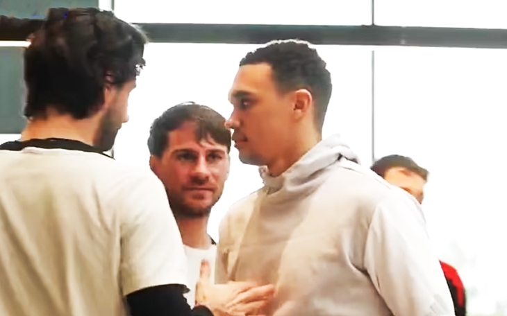 Màn ‘chào sân’ tệ hại của cựu cầu thủ Ngoại hạng Anh  - Ảnh 4.